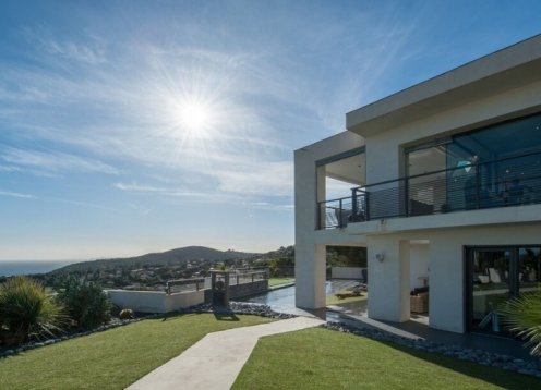 Maison californienne pleine vue mer Golfe de St tropez avec piscine