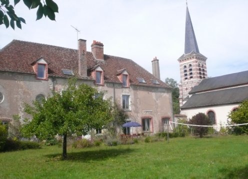 House with walled garden near the Loire river. Sleeps 20.