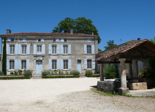 Maison gîte avec cour de ferme et parc proche Cognac