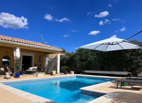 Belle villa de plain-pied climatisée avec piscine et spa